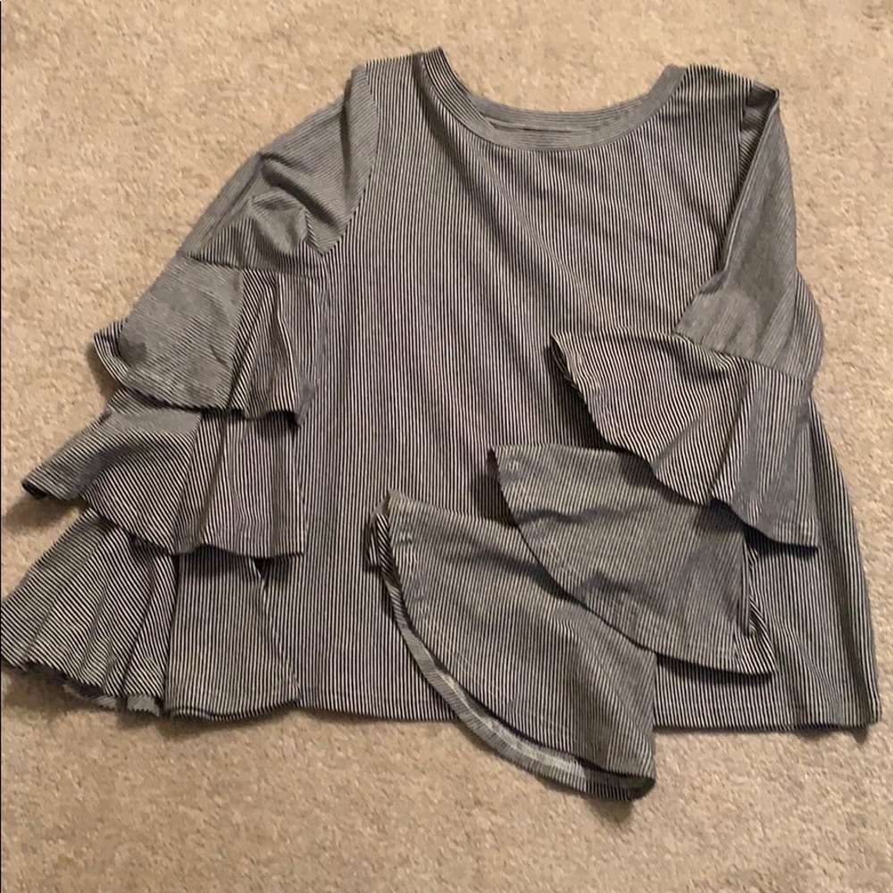 Adorable Top with Ruffles Sleeves